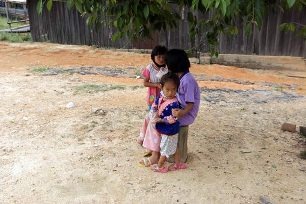 enfants dans le village de ban khun chang khian