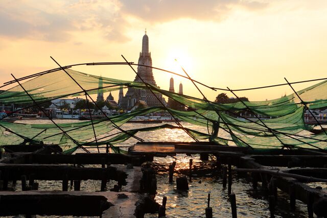 Coucher de soleil sur le temple Wat Arun à Bangkok, Thaïlande aussi.