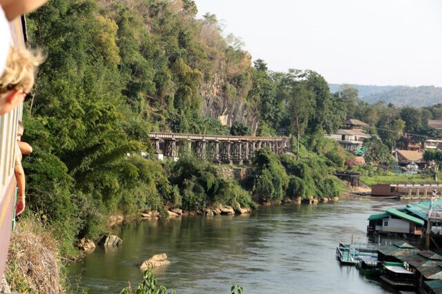 train nam kanachanaburi tok 8215