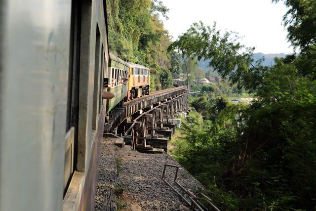 train nam kanachanaburi tok 8225