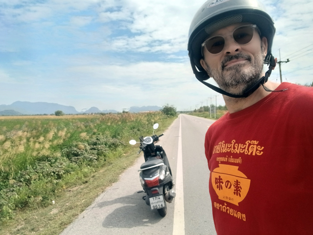 sur la route en scoot hua hin