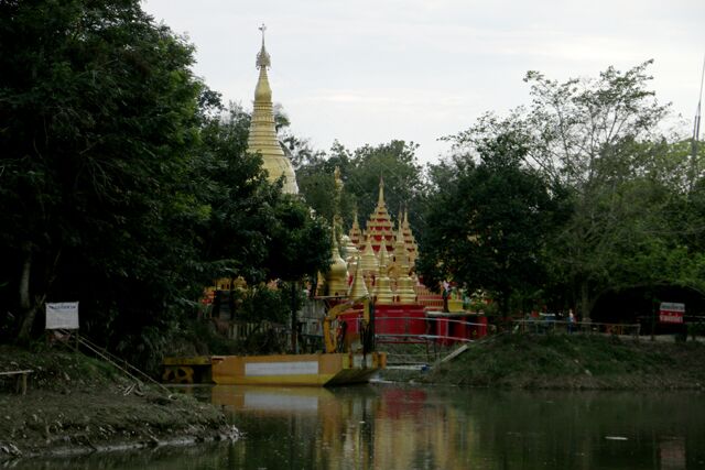 Shwedagon Replica Pagoda khlong hae 9751