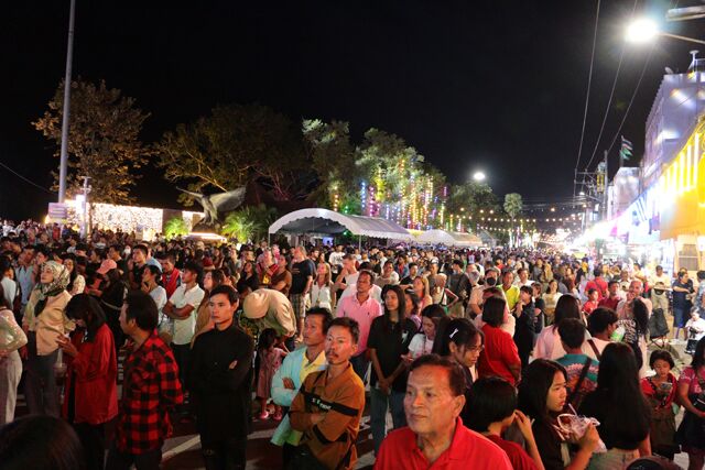 foule concert fin année 2024 krabi 0291