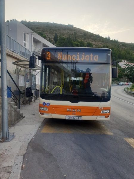 le bus n°3 qui relie mon logement un peu excentré du centre ville de Dubrovnik - l'autre ailleurs en Croatie, une autre idée du voyage