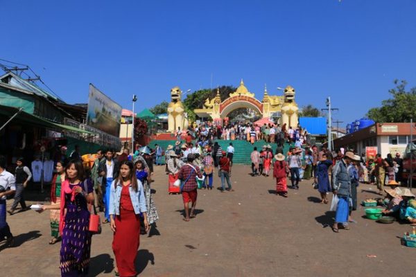 l'entrée du site du fameux rocher d'or (Golden Rock) au Myanmar - l'autre ailleurs au Myanmar (Birmanie) et Thaïlande, une autre idée du voyage