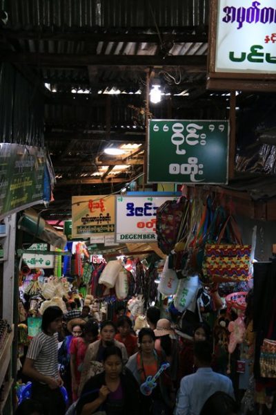 échoppes de souvenirs en tous genres sur le site du fameux rocher d'or (Golden Rock) au Myanmar - l'autre ailleurs au Myanmar (Birmanie) et Thaïlande, une autre idée du voyage