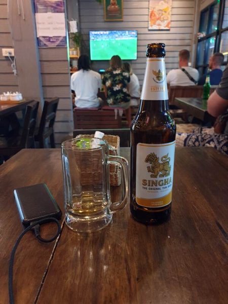 soirée dans un bar tranquille à Bangkok loin du tumulte pour la finale de la coupe du monde de football 2022 - l'autre ailleurs en Thaïlande, une autre idée du voyage