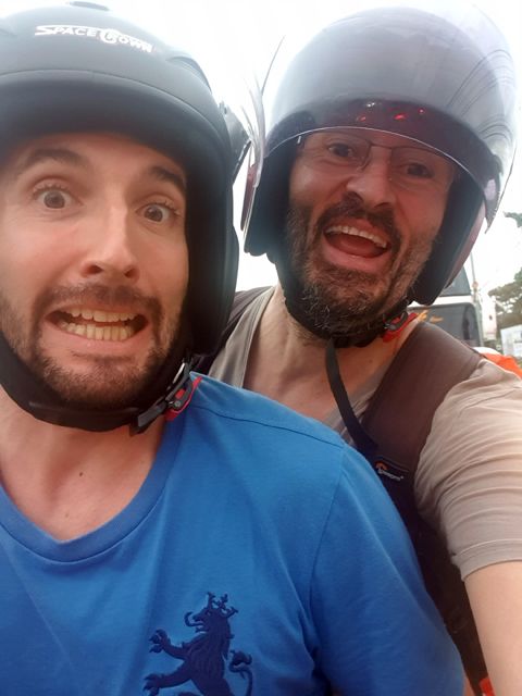 en scooter avec Nicolas à Phuket - l'autre ailleurs s'écoute aussi en podcast, une autre idée du voyage